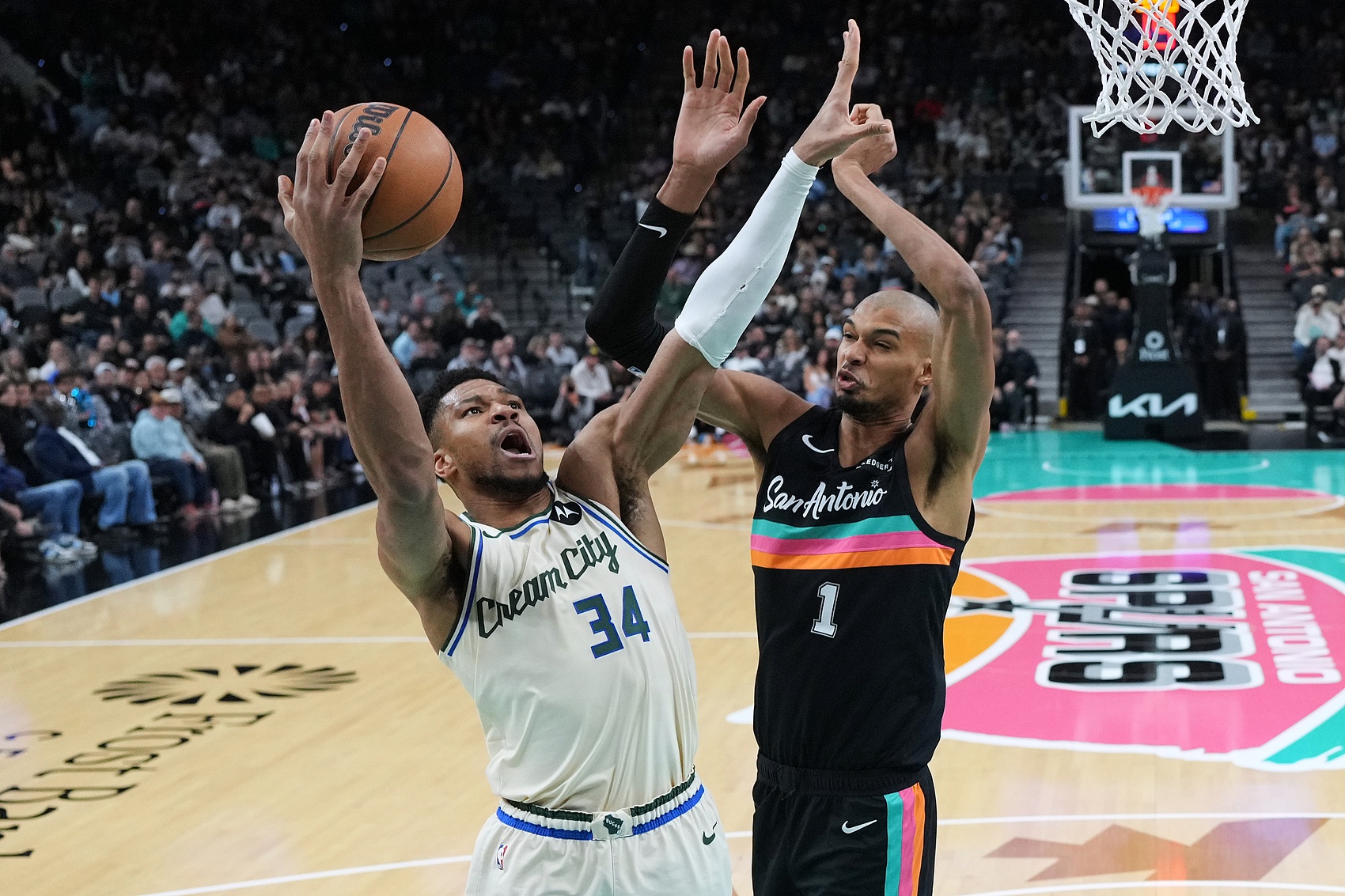 开云体育官网-文班：我总经历膝盖被撞的情况 不过没有遇到过字母哥这种对手