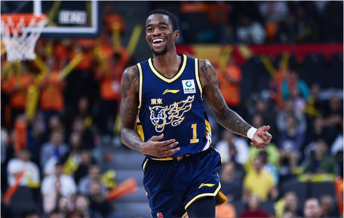 开云体育入口-升第一！胡明轩决战连得11分广东双杀天津 萨姆纳39分单节20分