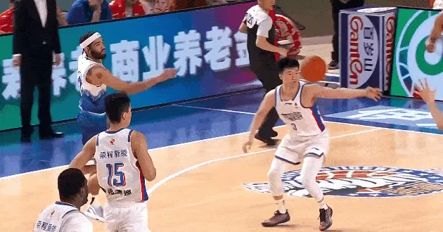 开云官网-齐麟快攻跟进接球单臂滑翔劈扣，目前4中3得到7分1篮板1助攻